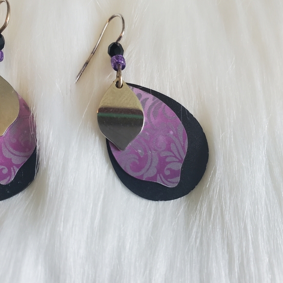 Purple sliver and black teardrop dangle earrings - Picture 2 of 4